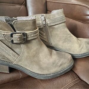 Clark’s Signature Stylish Brown Ankle Boots